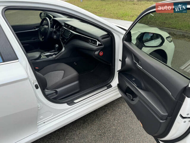 Белый Тойота Камри, объемом двигателя 2.49 л и пробегом 32 тыс. км за 23700 $, фото 29 на Automoto.ua