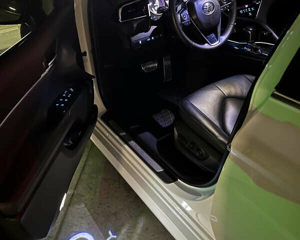 Белый Тойота Камри, объемом двигателя 2.49 л и пробегом 157 тыс. км за 22900 $, фото 1 на Automoto.ua