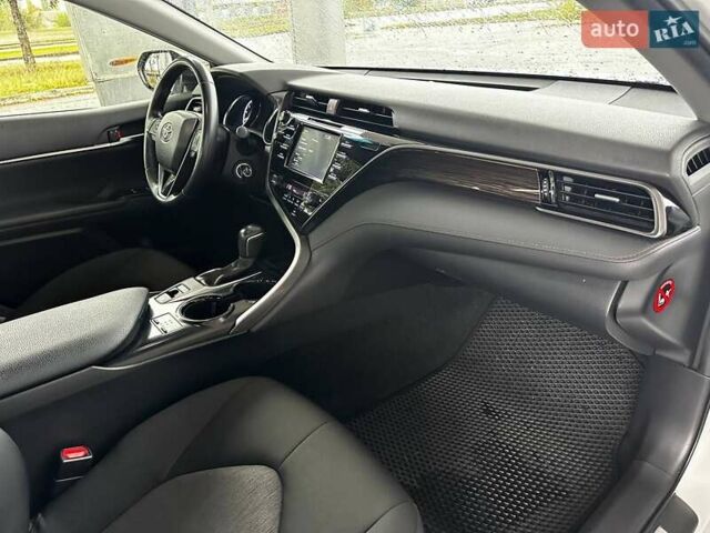 Тойота Камри 2019 в Днепре (Днепропетровске) на Automoto.ua Белый Тойота Камри, объемом двигателя 2.49 л и пробегом 78 тыс. км за 20999 $, фото 23 на Automoto.ua
