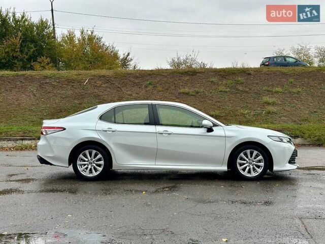 Тойота Камри 2019 в Днепре (Днепропетровске) на Automoto.ua Белый Тойота Камри, объемом двигателя 2.49 л и пробегом 78 тыс. км за 20999 $, фото 8 на Automoto.ua