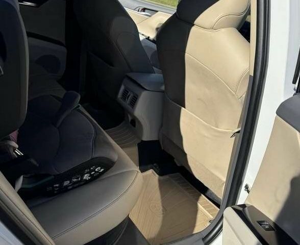 Белый Тойота Камри, объемом двигателя 0 л и пробегом 61 тыс. км за 15000 $, фото 12 на Automoto.ua