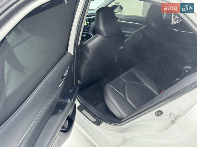 Белый Тойота Камри, объемом двигателя 2.49 л и пробегом 120 тыс. км за 27500 $, фото 24 на Automoto.ua