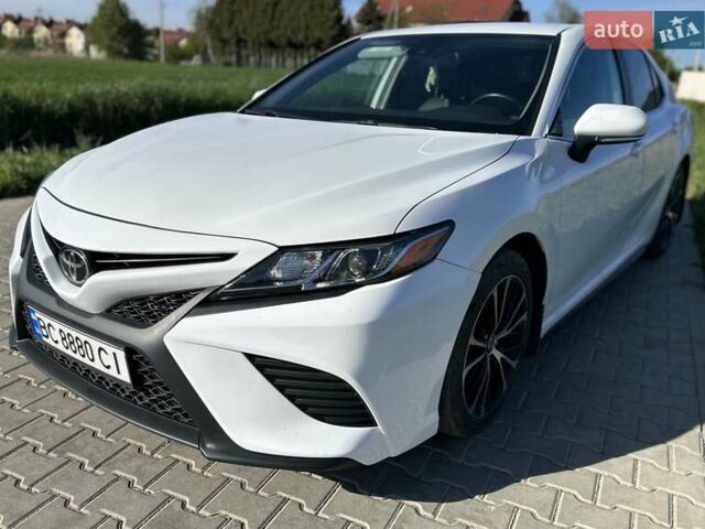 Белый Тойота Камри, объемом двигателя 2.49 л и пробегом 115 тыс. км за 21000 $, фото 1 на Automoto.ua