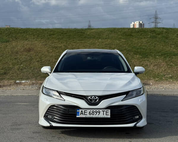 Тойота Камри 2020 в Днепре (Днепропетровске) на Automoto.ua Белый Тойота Камри, объемом двигателя 2.49 л и пробегом 97 тыс. км за 23499 $, фото 1 на Automoto.ua