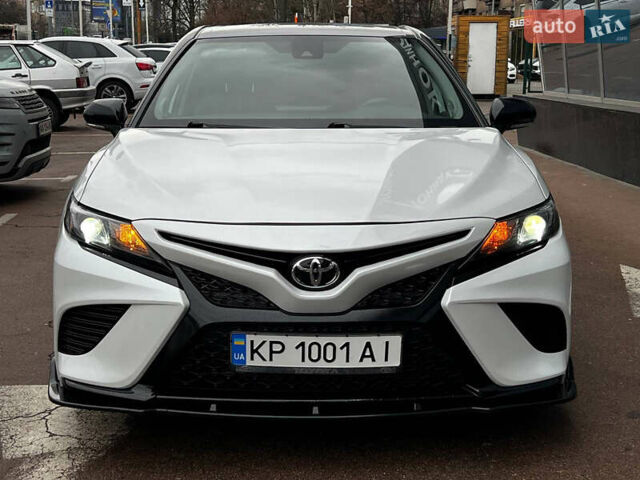 Белый Тойота Камри, объемом двигателя 3.5 л и пробегом 37 тыс. км за 35500 $, фото 2 на Automoto.ua