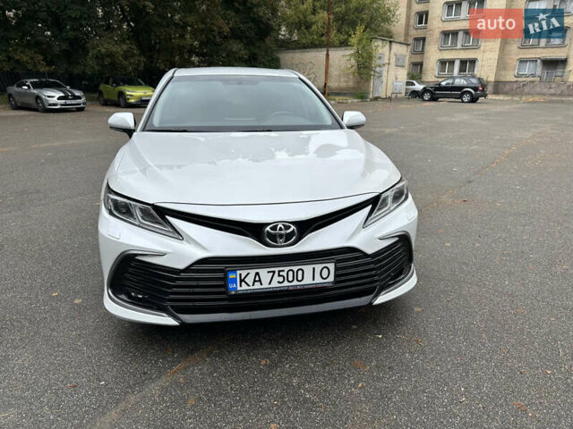 Белый Тойота Камри, объемом двигателя 2.49 л и пробегом 186 тыс. км за 24500 $, фото 1 на Automoto.ua