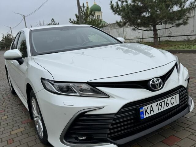 Белый Тойота Камри, объемом двигателя 2.5 л и пробегом 204 тыс. км за 21500 $, фото 1 на Automoto.ua
