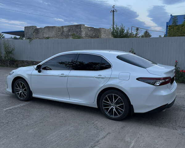 Тойота Камри 2021 в Одессе на Automoto.ua Белый Тойота Камри, объемом двигателя 2.49 л и пробегом 67 тыс. км за 32777 $, фото 4 на Automoto.ua