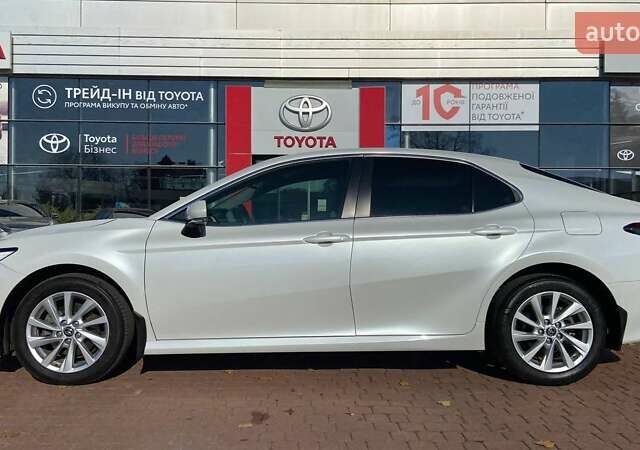 Белый Тойота Камри, объемом двигателя 2.49 л и пробегом 19 тыс. км за 29500 $, фото 2 на Automoto.ua