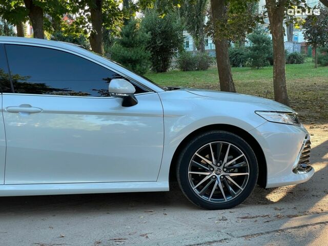 Тойота Камрі 2022 у Києві на Automoto.ua Білий Тойота Камрі, об'ємом двигуна 2.5 л та пробігом 51 тис. км за 39590 $, фото 5 на Automoto.ua