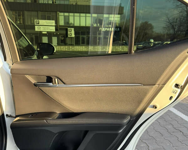 Белый Тойота Камри, объемом двигателя 2.49 л и пробегом 95 тыс. км за 32000 $, фото 16 на Automoto.ua