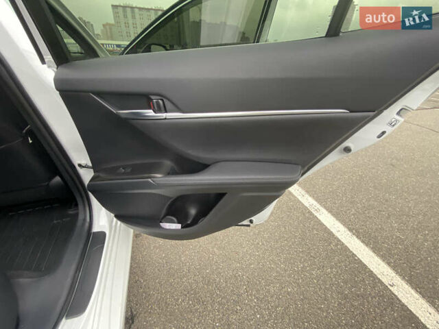 Белый Тойота Камри, объемом двигателя 2.49 л и пробегом 29 тыс. км за 31500 $, фото 12 на Automoto.ua
