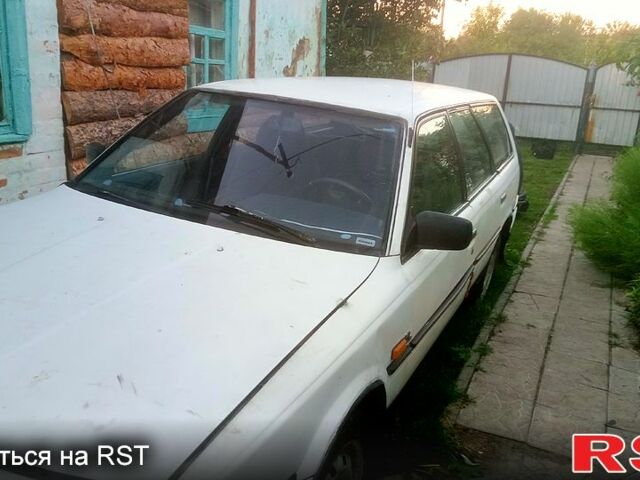 Белый Тойота Камри, объемом двигателя 2 л и пробегом 0 тыс. км за 470 $, фото 1 на Automoto.ua