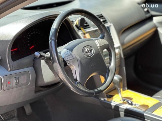 Бежевий Тойота Камрі, об'ємом двигуна 2.4 л та пробігом 325 тис. км за 9890 $, фото 23 на Automoto.ua