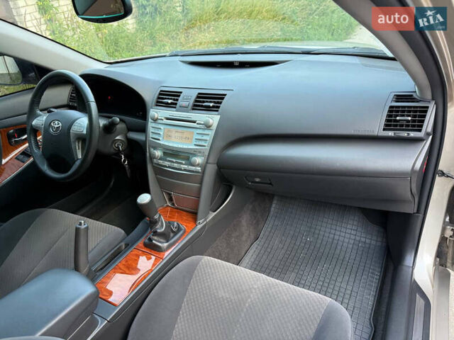 Тойота Камри 2008 в Харькове на Automoto.ua Бежевый Тойота Камри, объемом двигателя 2.4 л и пробегом 73 тыс. км за 10000 $, фото 50 на Automoto.ua