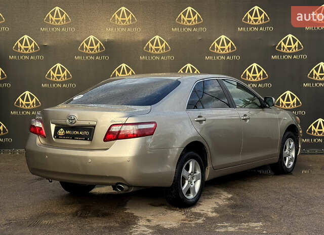 Бежевий Тойота Камрі, об'ємом двигуна 2.4 л та пробігом 305 тис. км за 7500 $, фото 5 на Automoto.ua