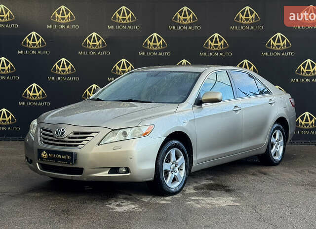 Бежевий Тойота Камрі, об'ємом двигуна 2.4 л та пробігом 305 тис. км за 7500 $, фото 2 на Automoto.ua