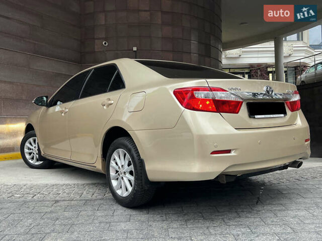 Бежевий Тойота Камрі, об'ємом двигуна 2.5 л та пробігом 247 тис. км за 12350 $, фото 1 на Automoto.ua