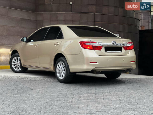 Бежевий Тойота Камрі, об'ємом двигуна 2.5 л та пробігом 247 тис. км за 12350 $, фото 3 на Automoto.ua