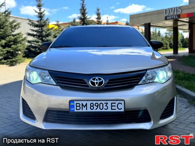 Бежевый Тойота Камри, объемом двигателя 2.5 л и пробегом 243 тыс. км за 12800 $, фото 1 на Automoto.ua