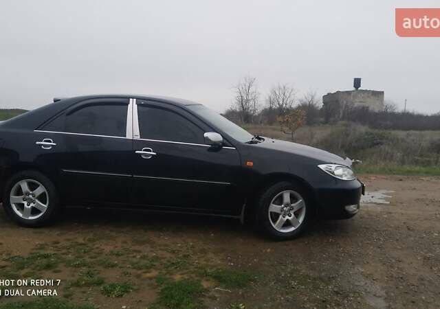 Черный Тойота Камри, объемом двигателя 2.4 л и пробегом 290 тыс. км за 7000 $, фото 1 на Automoto.ua