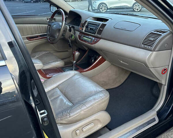 Черный Тойота Камри, объемом двигателя 2.4 л и пробегом 315 тыс. км за 5800 $, фото 17 на Automoto.ua