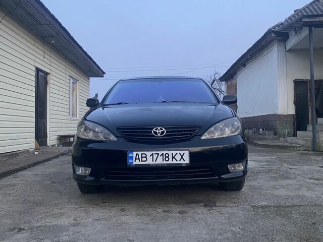 Черный Тойота Камри, объемом двигателя 2.4 л и пробегом 300 тыс. км за 7500 $, фото 1 на Automoto.ua