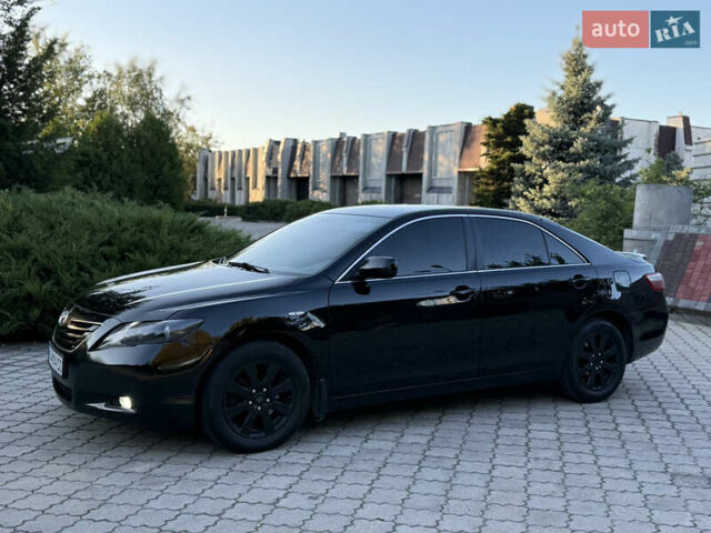 Черный Тойота Камри, объемом двигателя 3.5 л и пробегом 300 тыс. км за 7500 $, фото 1 на Automoto.ua