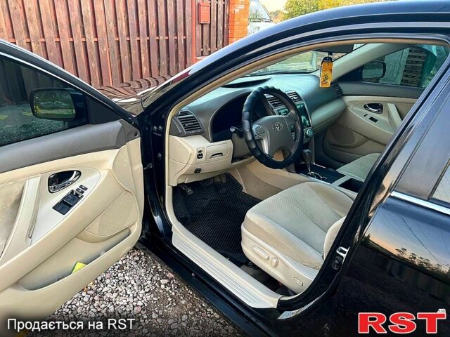 Чорний Тойота Камрі, об'ємом двигуна 2.4 л та пробігом 380 тис. км за 7499 $, фото 1 на Automoto.ua