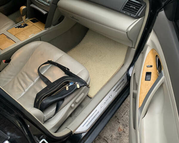 Черный Тойота Камри, объемом двигателя 3.5 л и пробегом 325 тыс. км за 7999 $, фото 24 на Automoto.ua