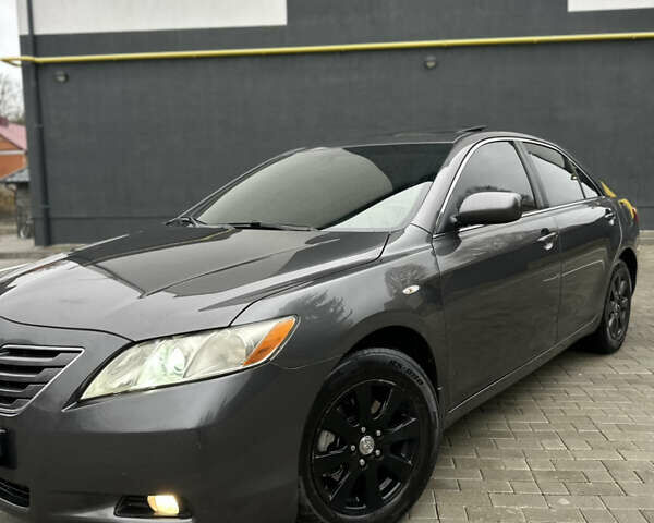 Черный Тойота Камри, объемом двигателя 2.4 л и пробегом 350 тыс. км за 6500 $, фото 1 на Automoto.ua