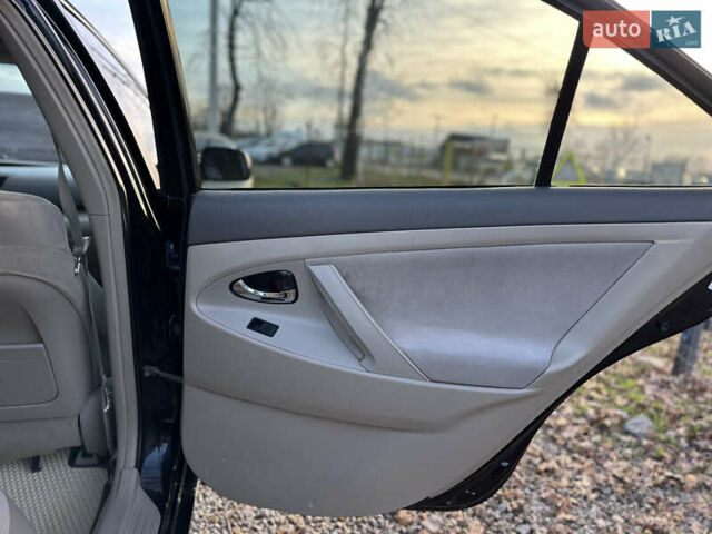 Чорний Тойота Камрі, об'ємом двигуна 2.4 л та пробігом 297 тис. км за 7999 $, фото 29 на Automoto.ua