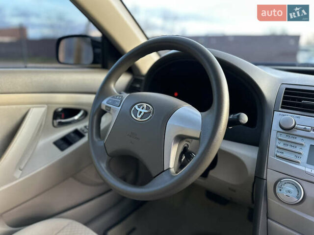 Чорний Тойота Камрі, об'ємом двигуна 2.4 л та пробігом 297 тис. км за 7999 $, фото 42 на Automoto.ua