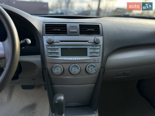 Чорний Тойота Камрі, об'ємом двигуна 2.4 л та пробігом 297 тис. км за 7999 $, фото 31 на Automoto.ua