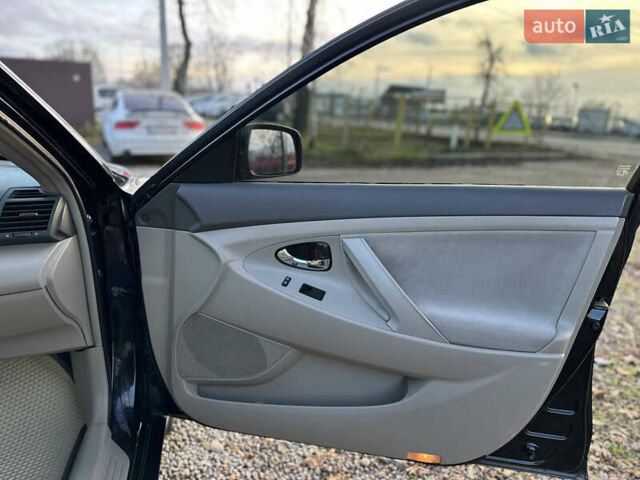 Чорний Тойота Камрі, об'ємом двигуна 2.4 л та пробігом 297 тис. км за 7999 $, фото 36 на Automoto.ua