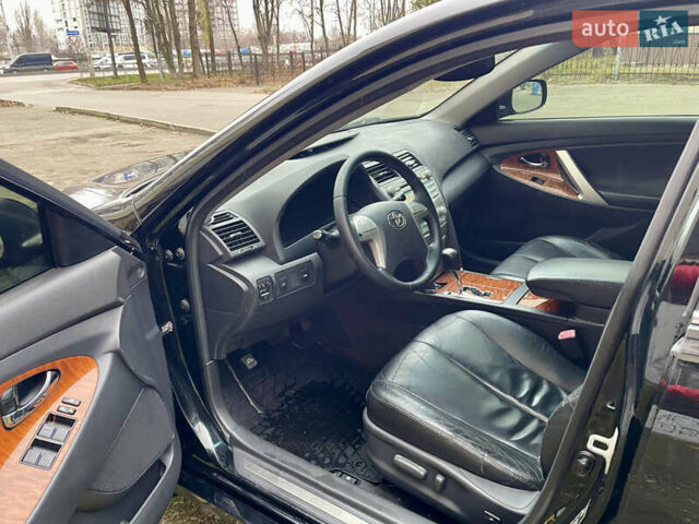 Черный Тойота Камри, объемом двигателя 2.4 л и пробегом 313 тыс. км за 6950 $, фото 6 на Automoto.ua