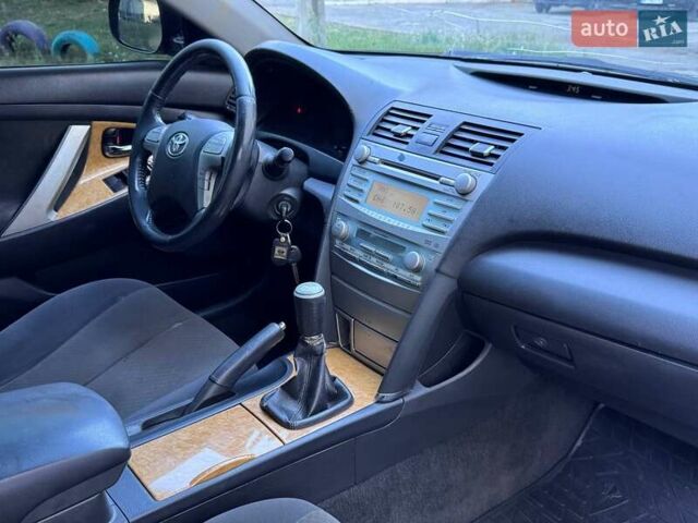 Чорний Тойота Камрі, об'ємом двигуна 2.4 л та пробігом 352 тис. км за 5500 $, фото 9 на Automoto.ua