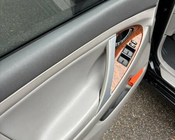 Черный Тойота Камри, объемом двигателя 3.5 л и пробегом 255 тыс. км за 9900 $, фото 25 на Automoto.ua