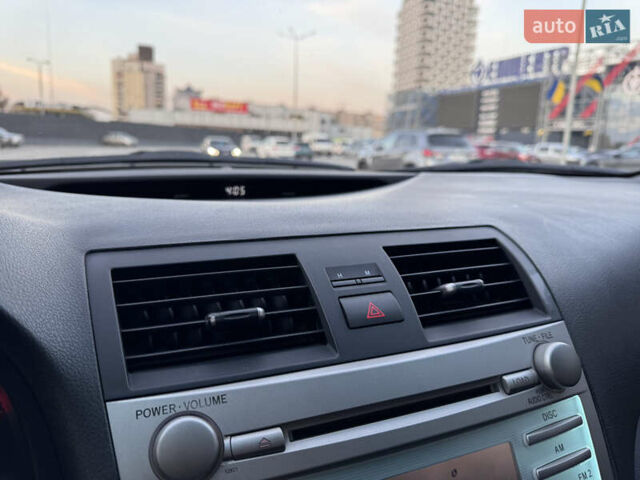 Черный Тойота Камри, объемом двигателя 2.4 л и пробегом 330 тыс. км за 9500 $, фото 27 на Automoto.ua