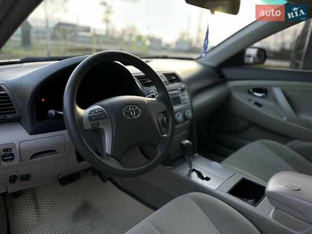 Чорний Тойота Камрі, об'ємом двигуна 2.4 л та пробігом 297 тис. км за 7999 $, фото 20 на Automoto.ua