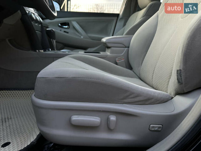 Чорний Тойота Камрі, об'ємом двигуна 2.4 л та пробігом 297 тис. км за 7999 $, фото 24 на Automoto.ua