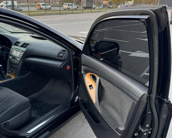 Черный Тойота Камри, объемом двигателя 2.4 л и пробегом 330 тыс. км за 9500 $, фото 18 на Automoto.ua