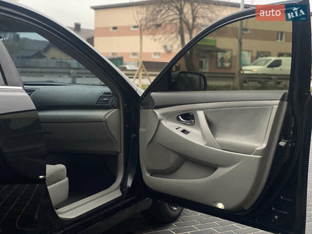 Чорний Тойота Камрі, об'ємом двигуна 2.36 л та пробігом 300 тис. км за 6900 $, фото 13 на Automoto.ua