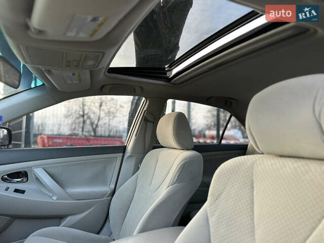 Чорний Тойота Камрі, об'ємом двигуна 2.4 л та пробігом 297 тис. км за 7999 $, фото 32 на Automoto.ua