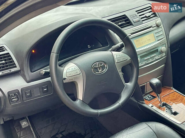 Черный Тойота Камри, объемом двигателя 2.4 л и пробегом 313 тыс. км за 6950 $, фото 8 на Automoto.ua