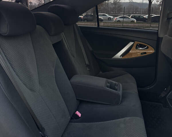 Черный Тойота Камри, объемом двигателя 2.4 л и пробегом 330 тыс. км за 9500 $, фото 16 на Automoto.ua