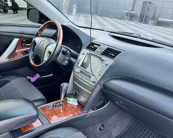 Черный Тойота Камри, объемом двигателя 2.4 л и пробегом 330 тыс. км за 7999 $, фото 5 на Automoto.ua