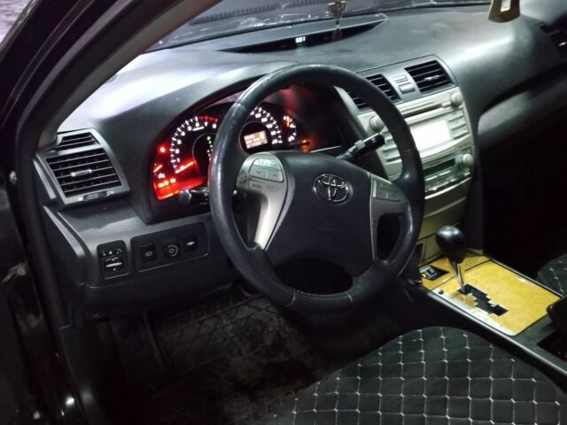 Чорний Тойота Камрі, об'ємом двигуна 2.4 л та пробігом 1000 тис. км за 8000 $, фото 2 на Automoto.ua