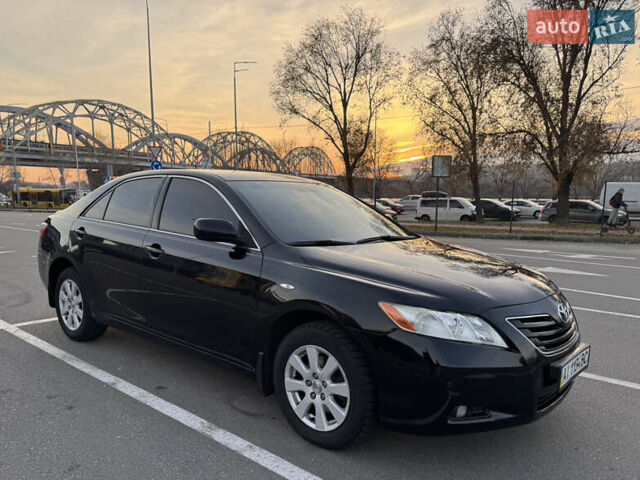 Черный Тойота Камри, объемом двигателя 2.4 л и пробегом 330 тыс. км за 9500 $, фото 1 на Automoto.ua