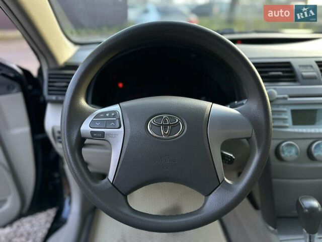 Чорний Тойота Камрі, об'ємом двигуна 2.4 л та пробігом 297 тис. км за 7999 $, фото 25 на Automoto.ua